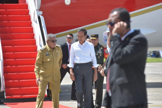 Galeri Foto Pj Gubernur Aceh Bustami Sambut Presiden Jokowi di Bandara