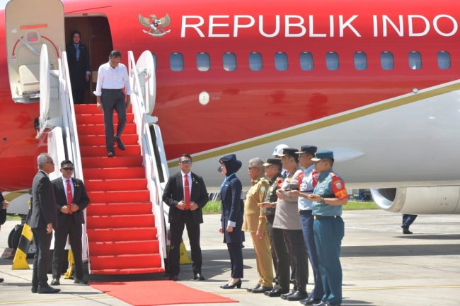 Galeri Foto Pj Gubernur Aceh Bustami Sambut Presiden Jokowi di Bandara