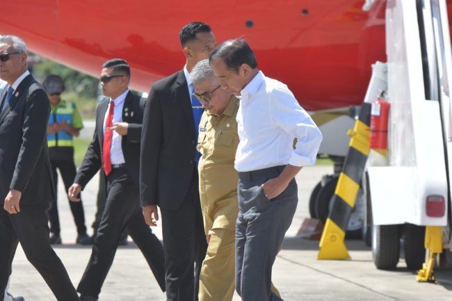 Galeri Foto Pj Gubernur Aceh Bustami Sambut Presiden Jokowi di Bandara