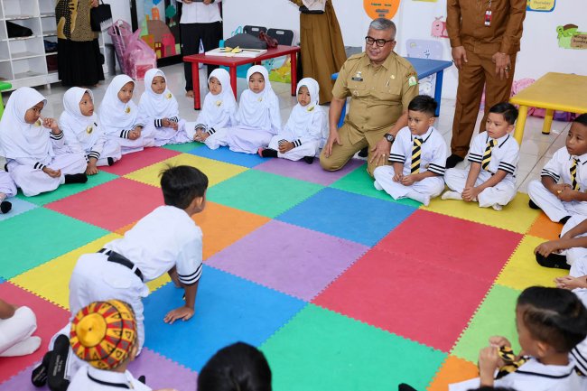 Foto Pj Gubernur Aceh dan Bunda PAUD Antar Anak Sekolah Hari Pertama