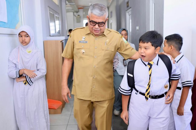 Foto Pj Gubernur Aceh dan Bunda PAUD Antar Anak Sekolah Hari Pertama